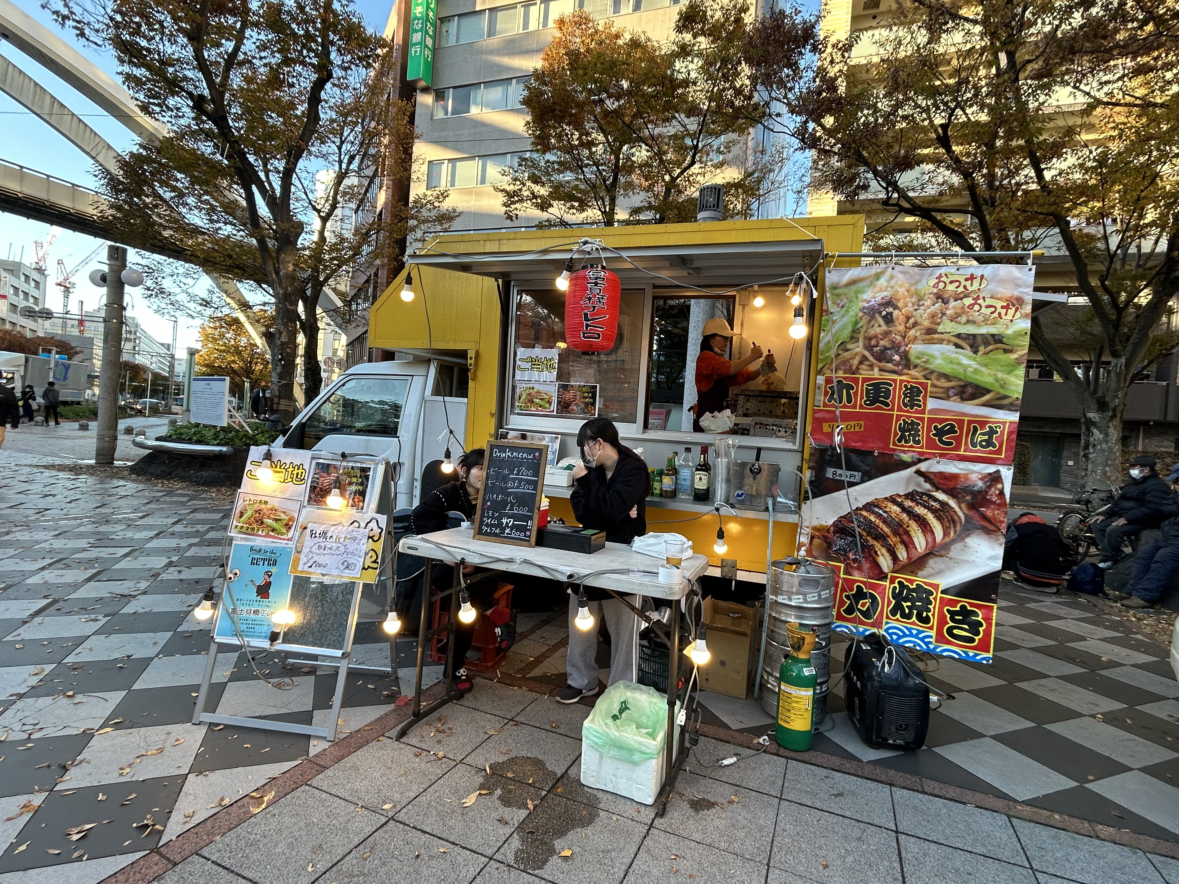 キッチンカー調理風景